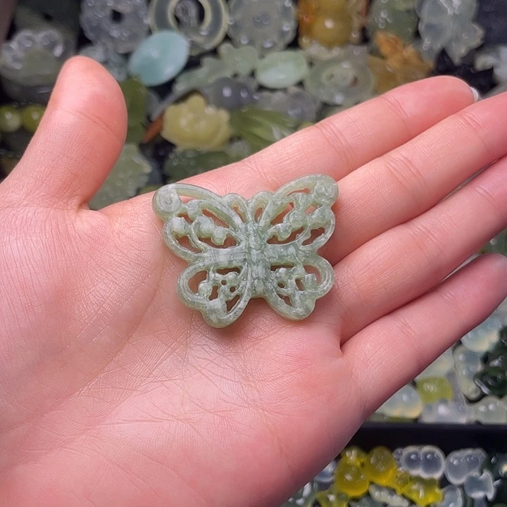 蛇纹石玉合金颈饰镂空蝴蝶