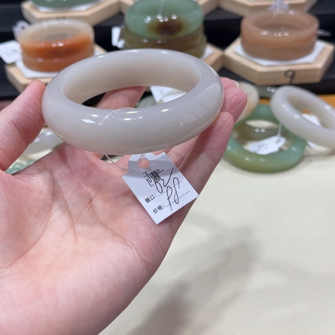 未镶嵌手镯石英质玉