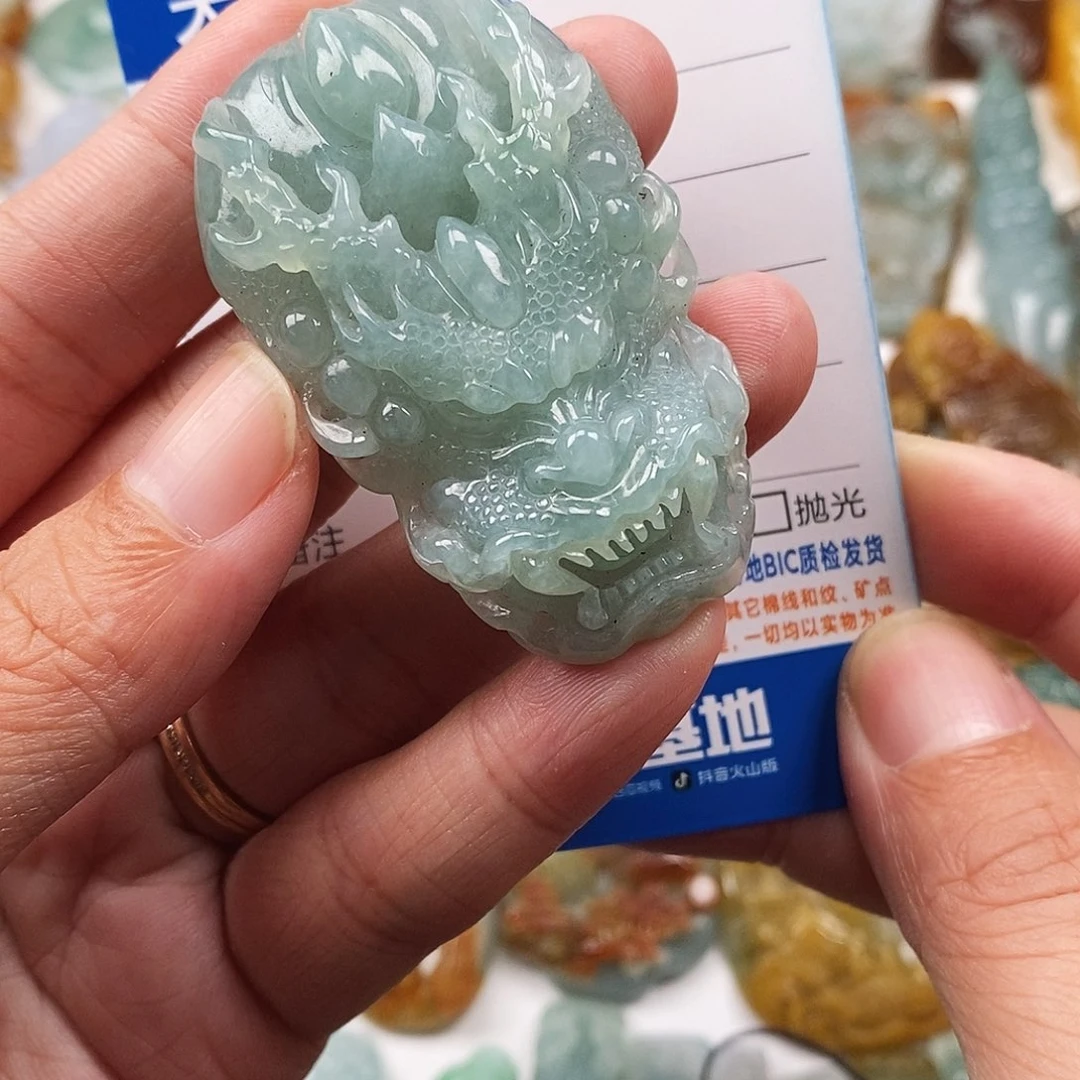 翡翠未镶嵌颈饰龙头