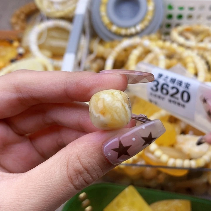 养***鸡琥珀未镶嵌珠宝奇石