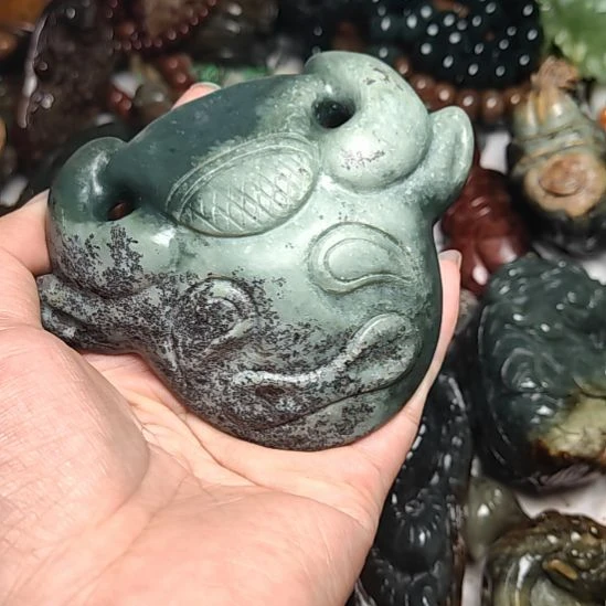 未镶嵌岫岩河磨玉（透闪石质玉）挂件