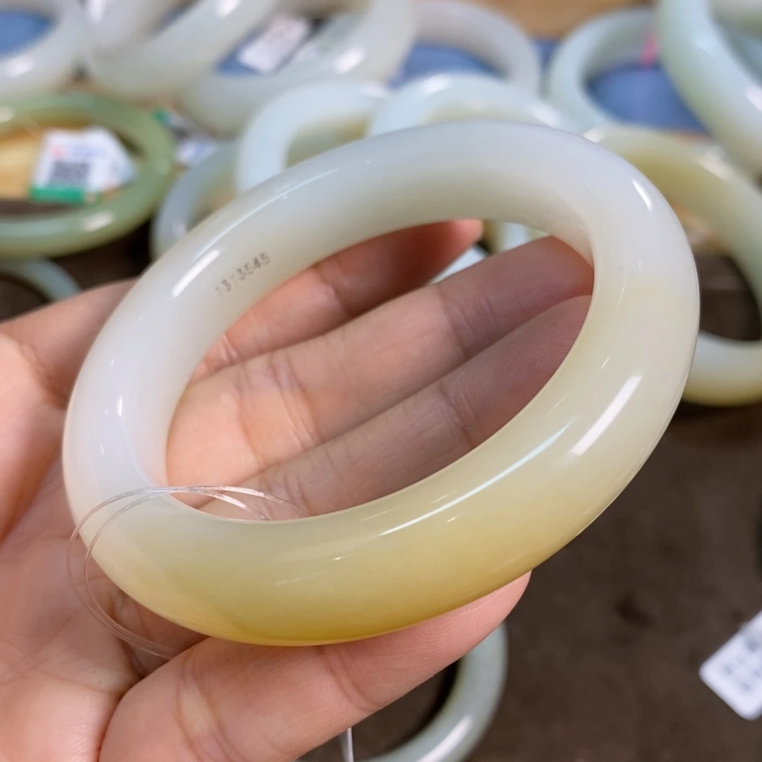 和田玉（糖玉）未镶嵌手镯