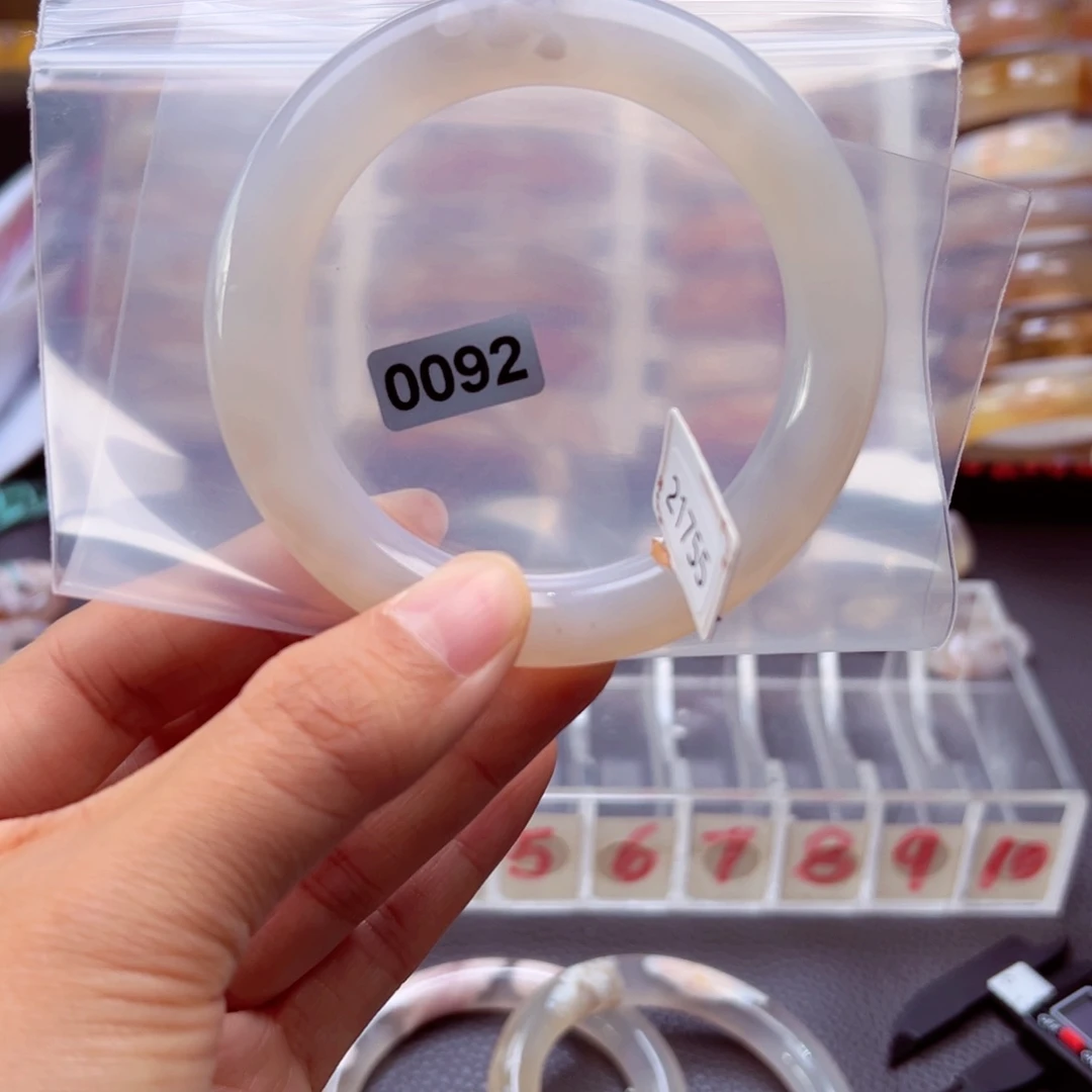 玛瑙/玉髓手镯未镶嵌玖*