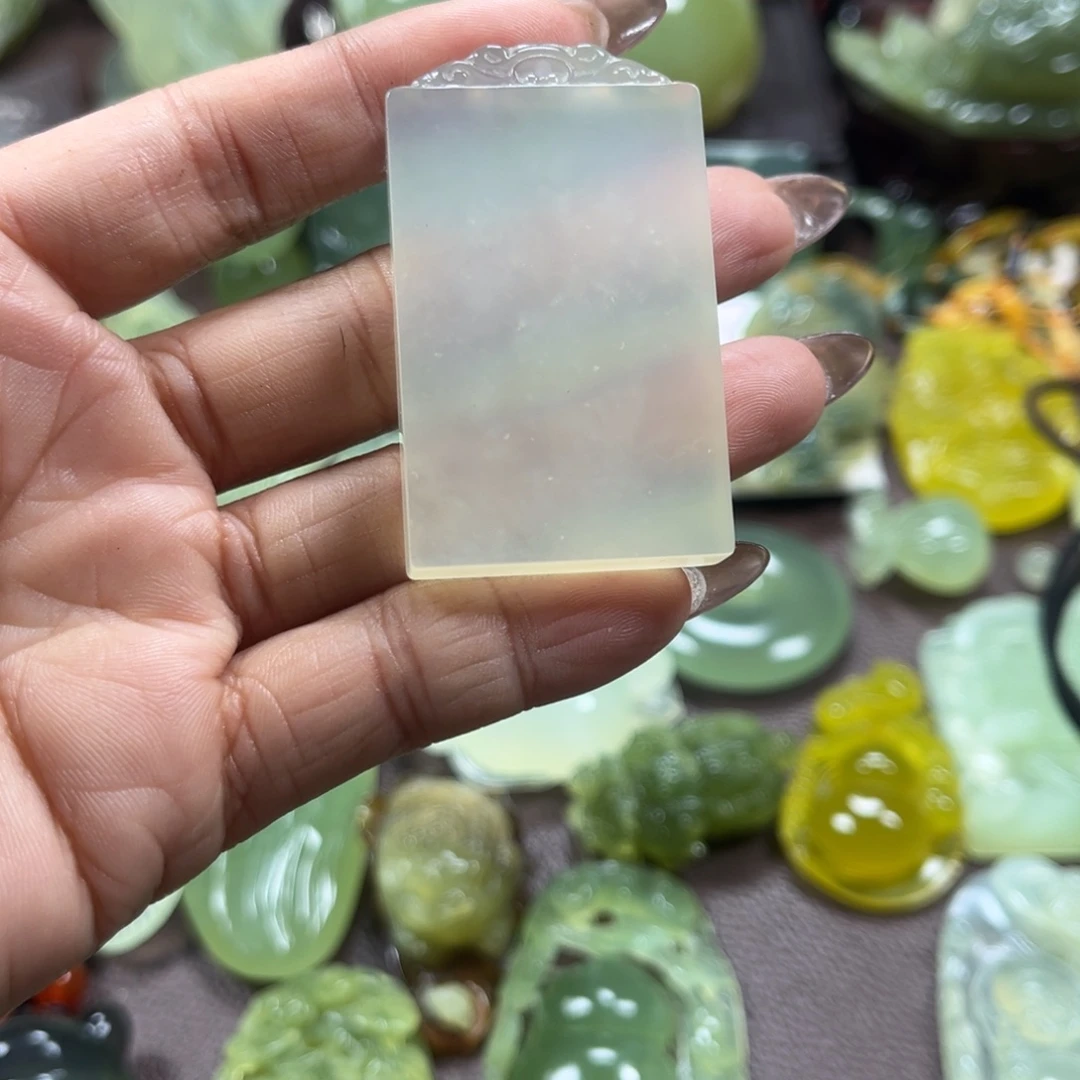 热***生蛇纹石玉未镶嵌颈饰