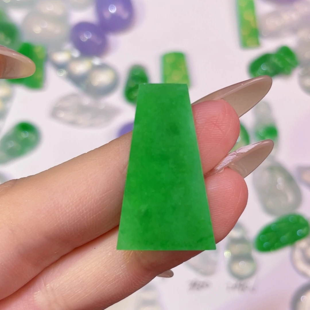 翡翠未镶嵌颈饰裸石