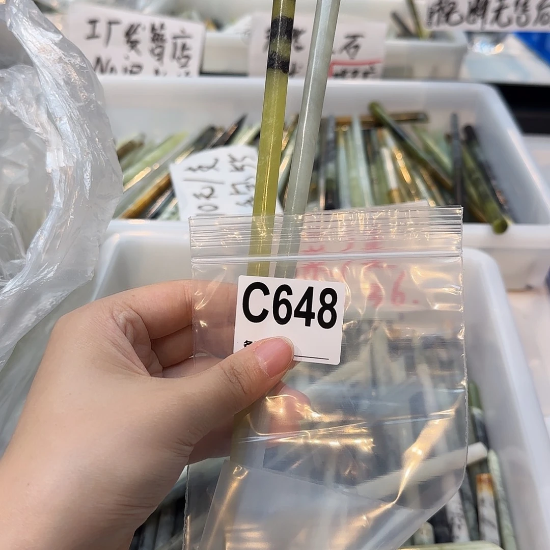 谢***渊未镶嵌蛇纹石玉发饰