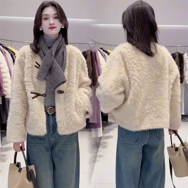 高级感小香风拼皮蝴蝶扣毛毛一体短外套秋冬时尚宽松洋气保暖上衣