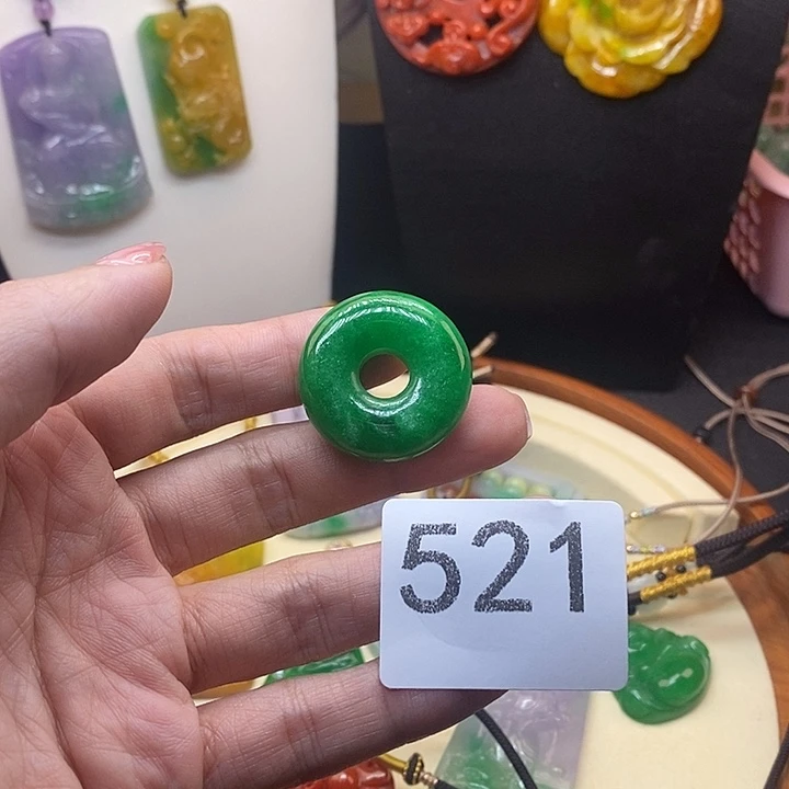 翡翠未镶嵌吊坠(赠链)