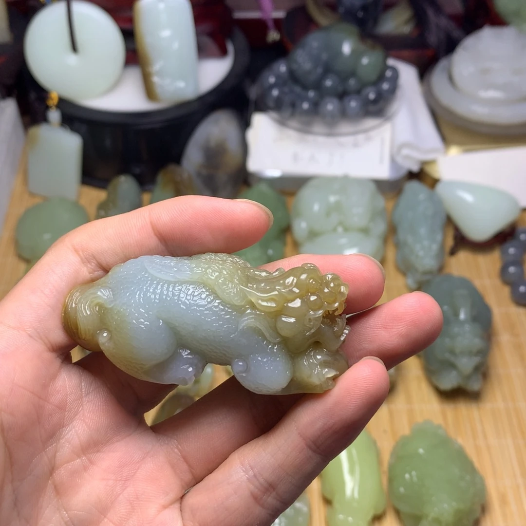 和田玉未镶嵌把件且末蓝飞天貔貅