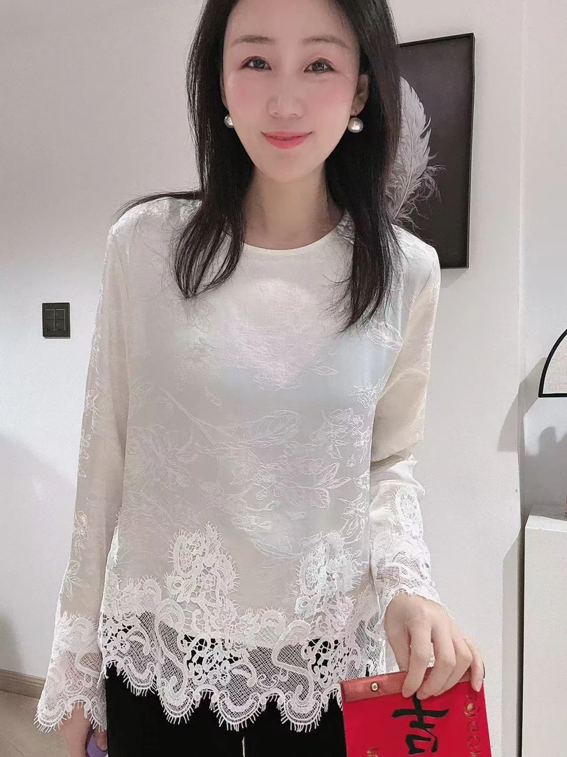 春款袖口拼接蕾丝套头小衫
