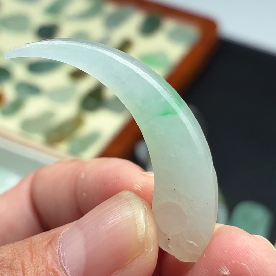 定制翡翠未镶嵌龙牙