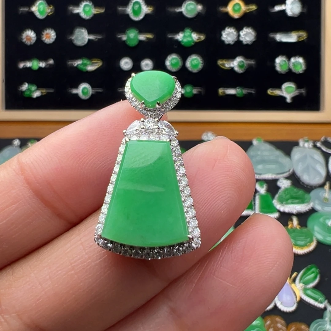 翡翠18K金镶嵌颈饰牌