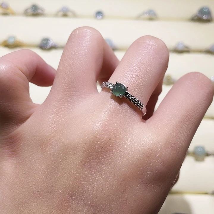 翡翠未镶嵌颈饰戒指