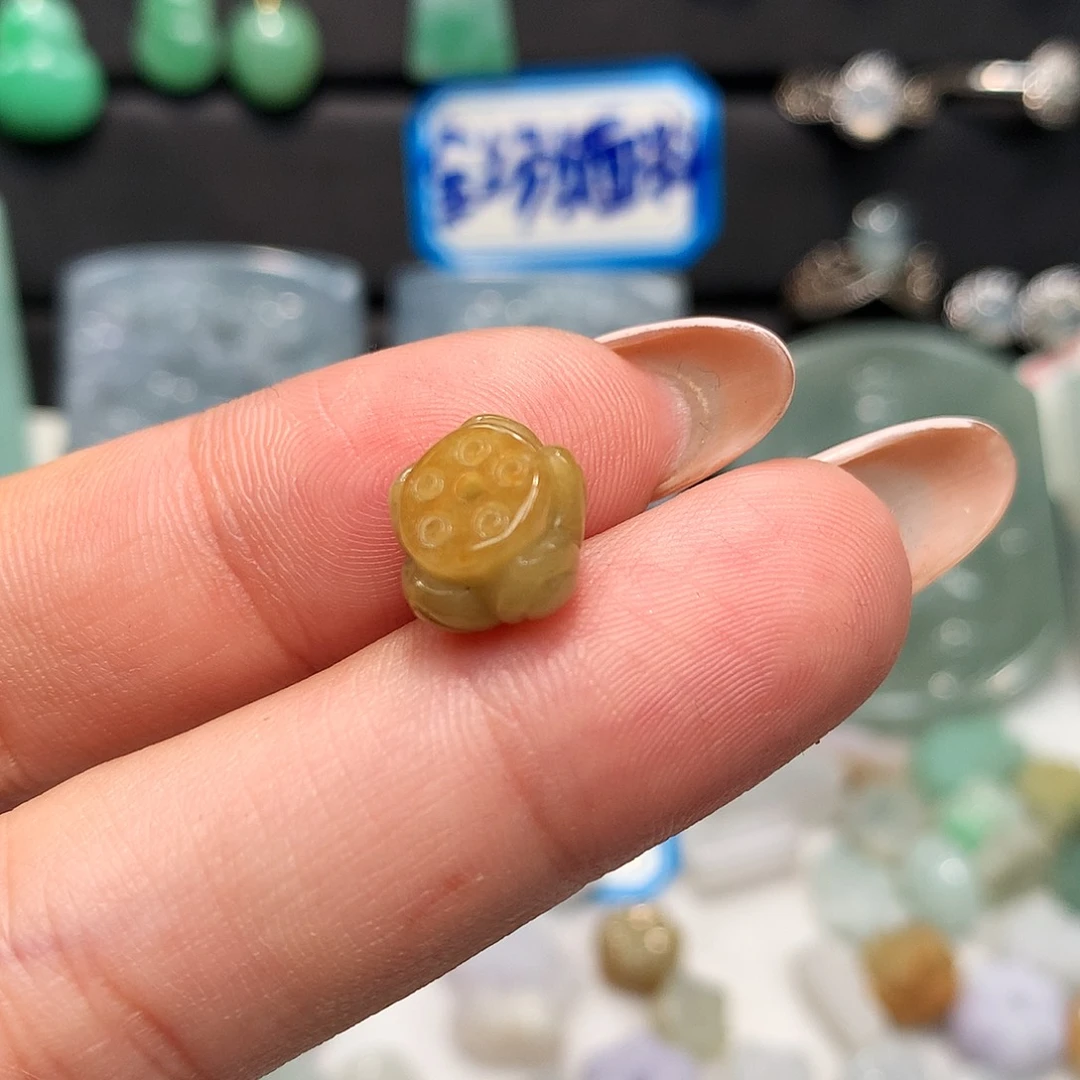 翡翠未镶嵌颈饰莲花