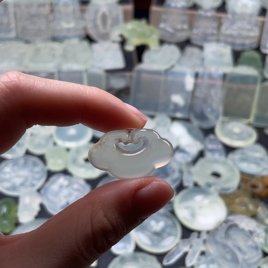 岫玉未镶嵌颈饰祥云锁