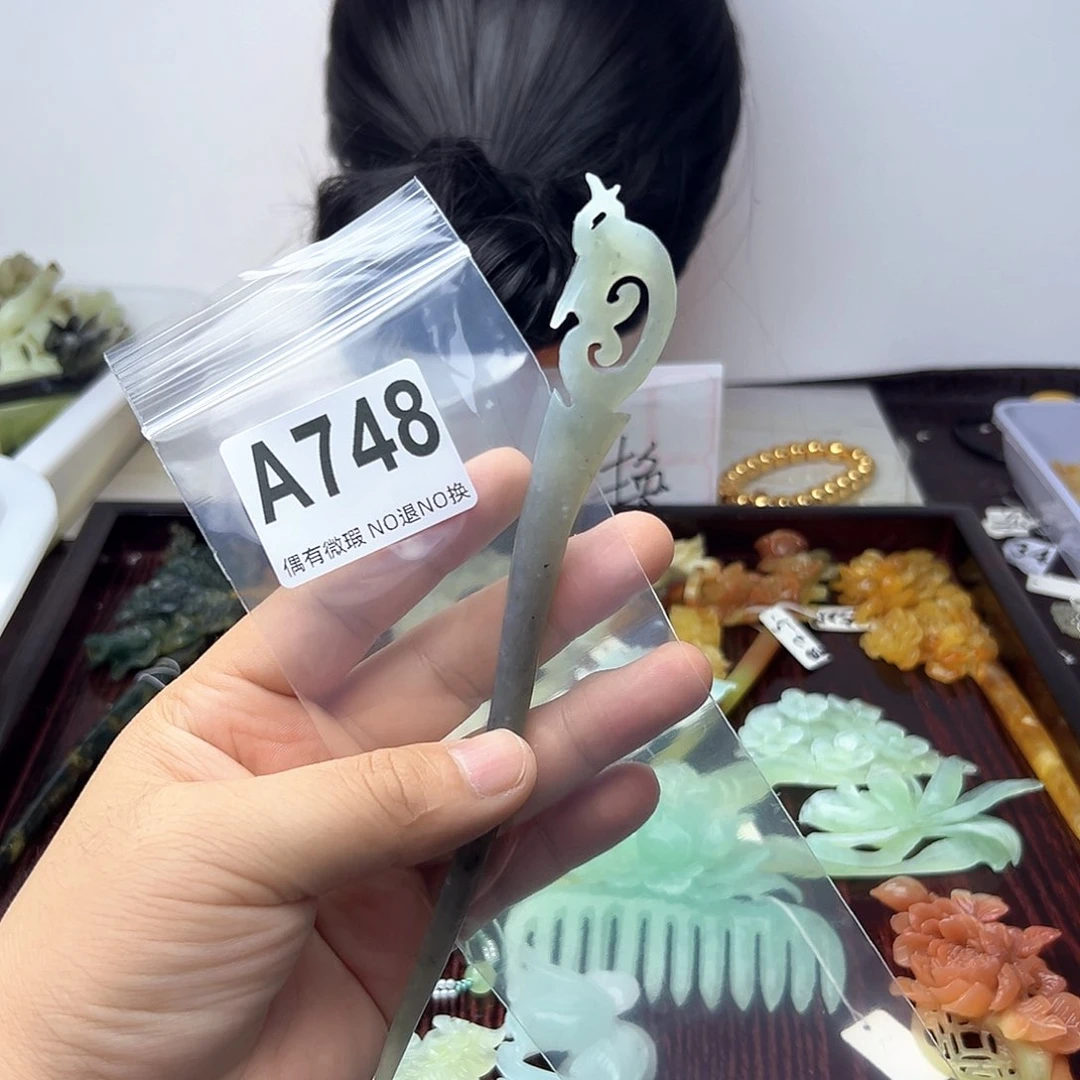 蛇纹石玉合金颈饰彬