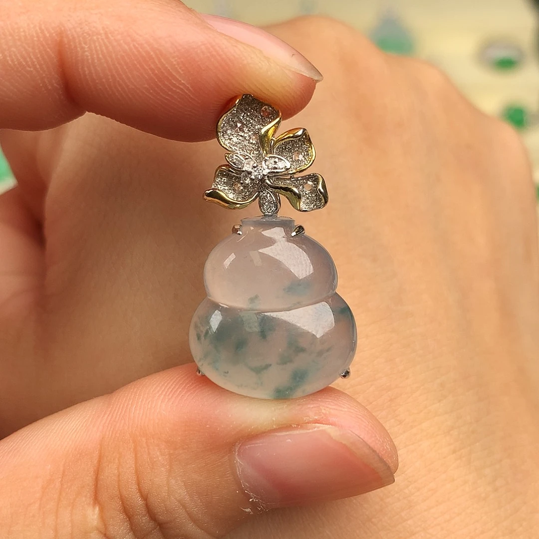 颈饰18K金镶嵌翡翠缅料