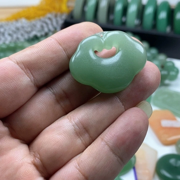东陵石未镶嵌颈饰