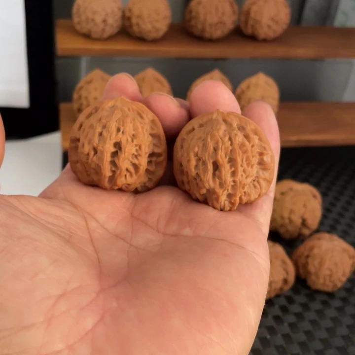 为***、文玩核桃吊坠野麒麟