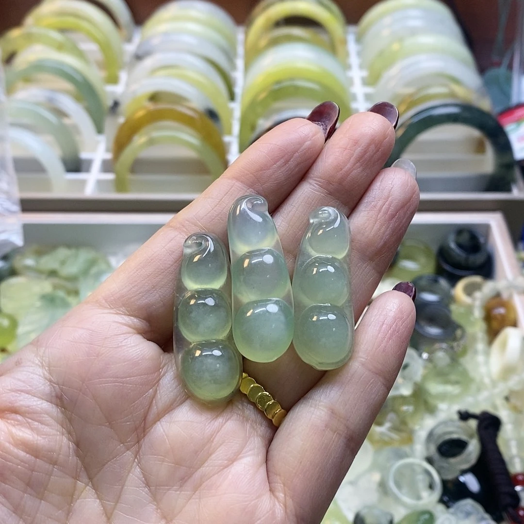 蛇纹石玉手镯未镶嵌王**贝