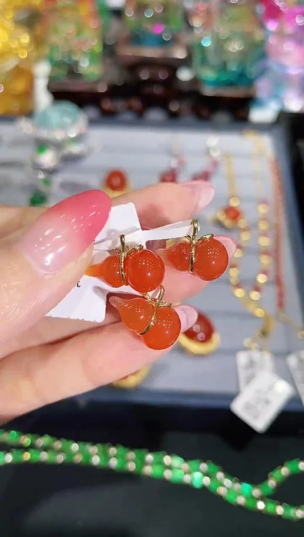 18K金镶嵌南红吊坠葫芦款 多样性发其一