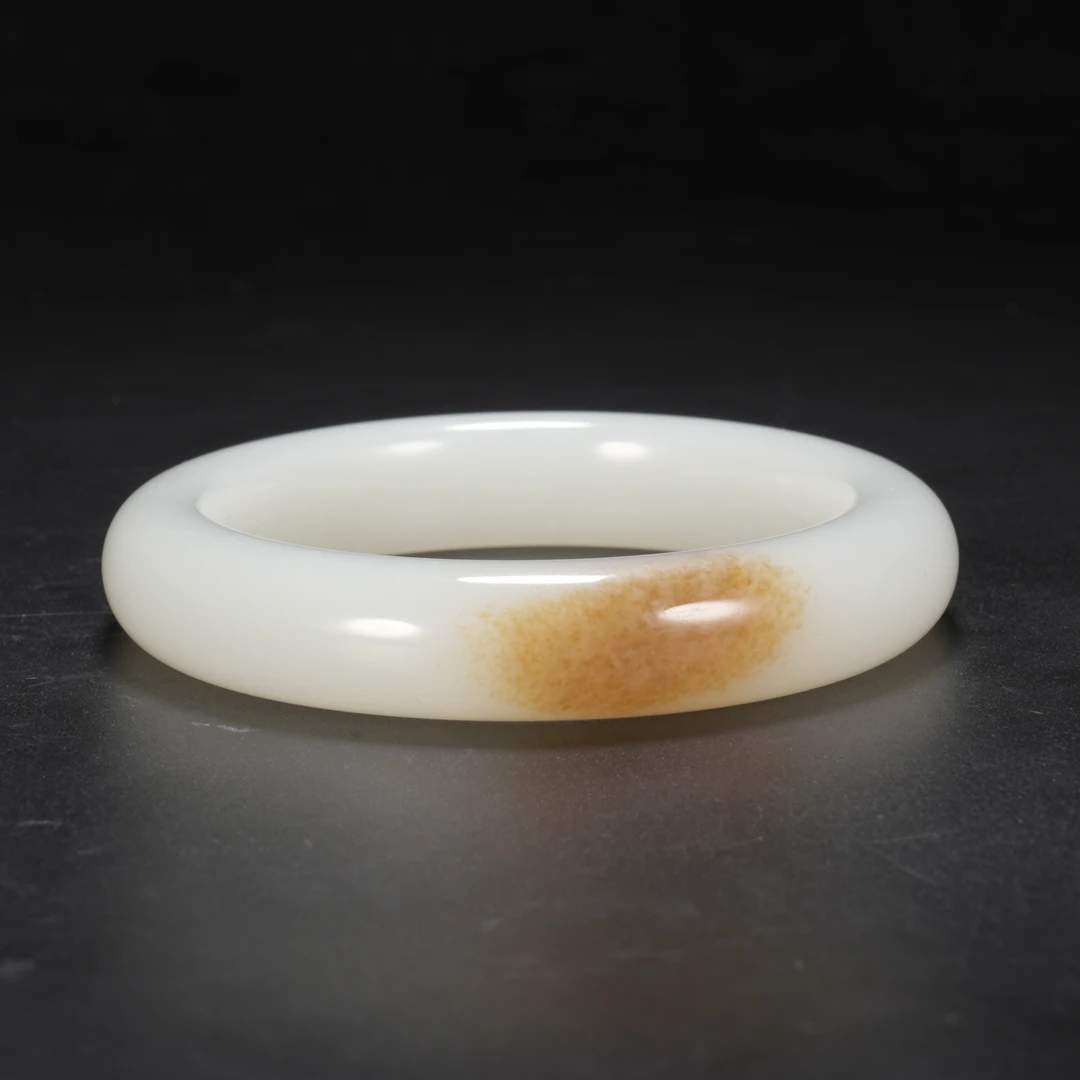 lot44新疆和田玉白玉带糖手镯（圈口59*mm）/保利拍卖