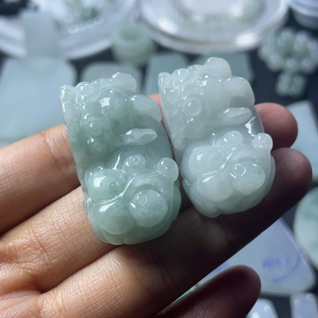 翡翠未镶嵌颈饰一对貔貅