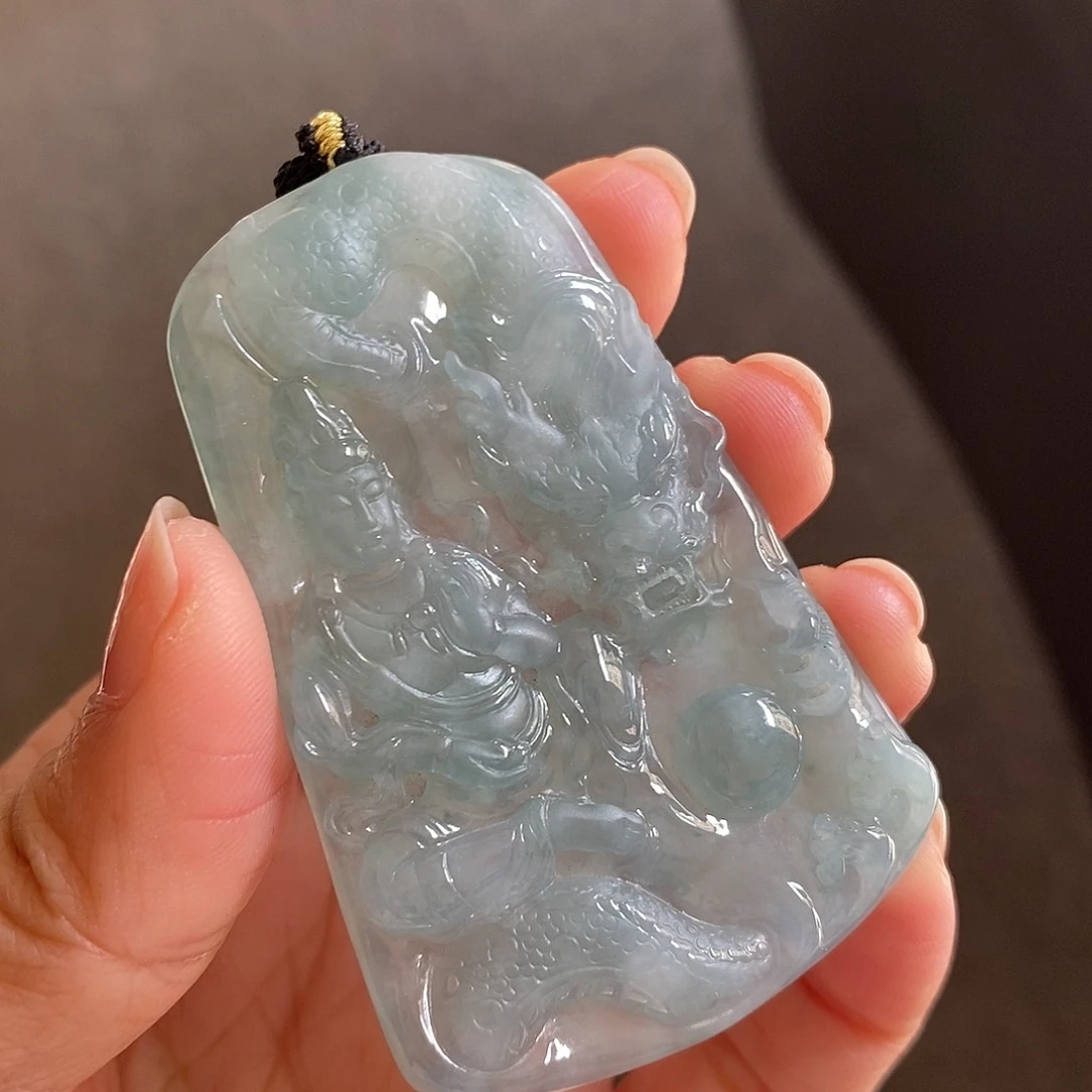 翡翠颈饰未镶嵌底色飘花御龙观音