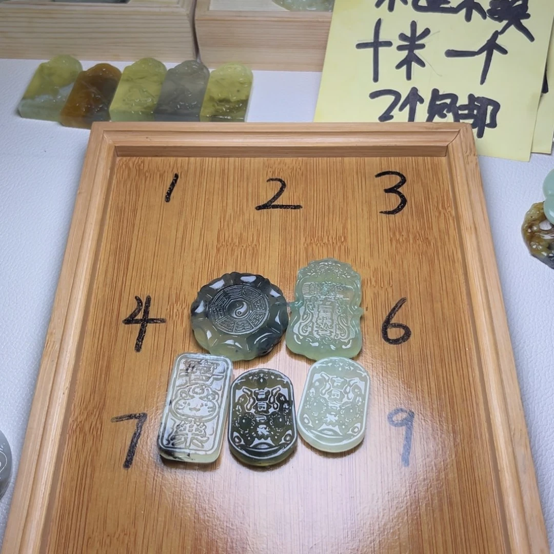 卷***。蛇纹石玉未镶嵌颈饰