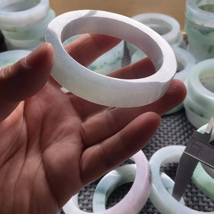 任***包定制翡翠未镶嵌翡翠手镯