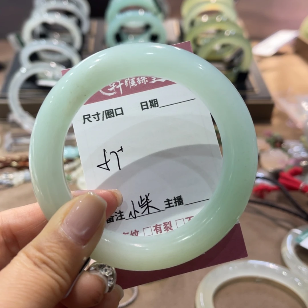 岫玉手镯未镶嵌小**?