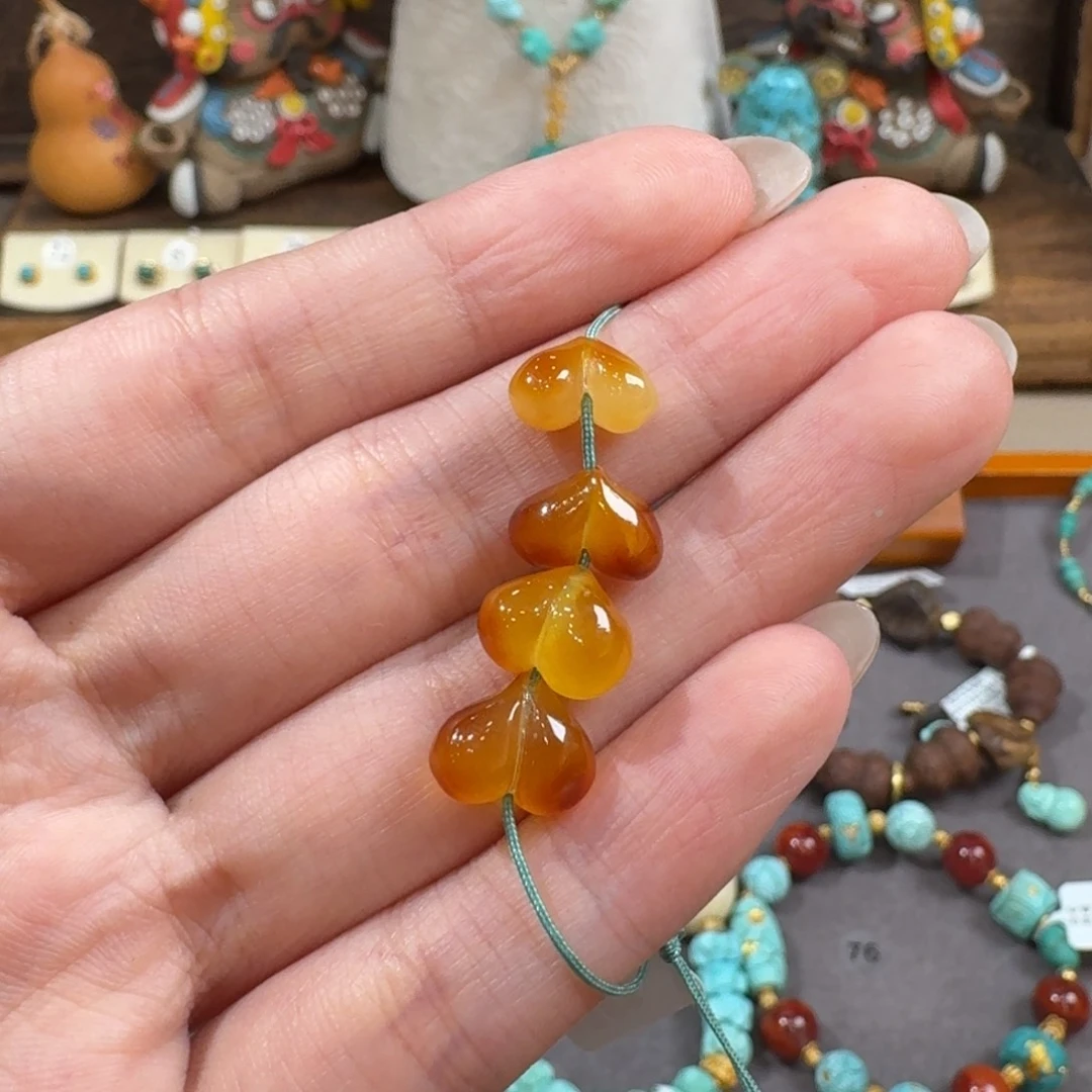 小***雪未镶嵌蜜蜡裸石屁桃