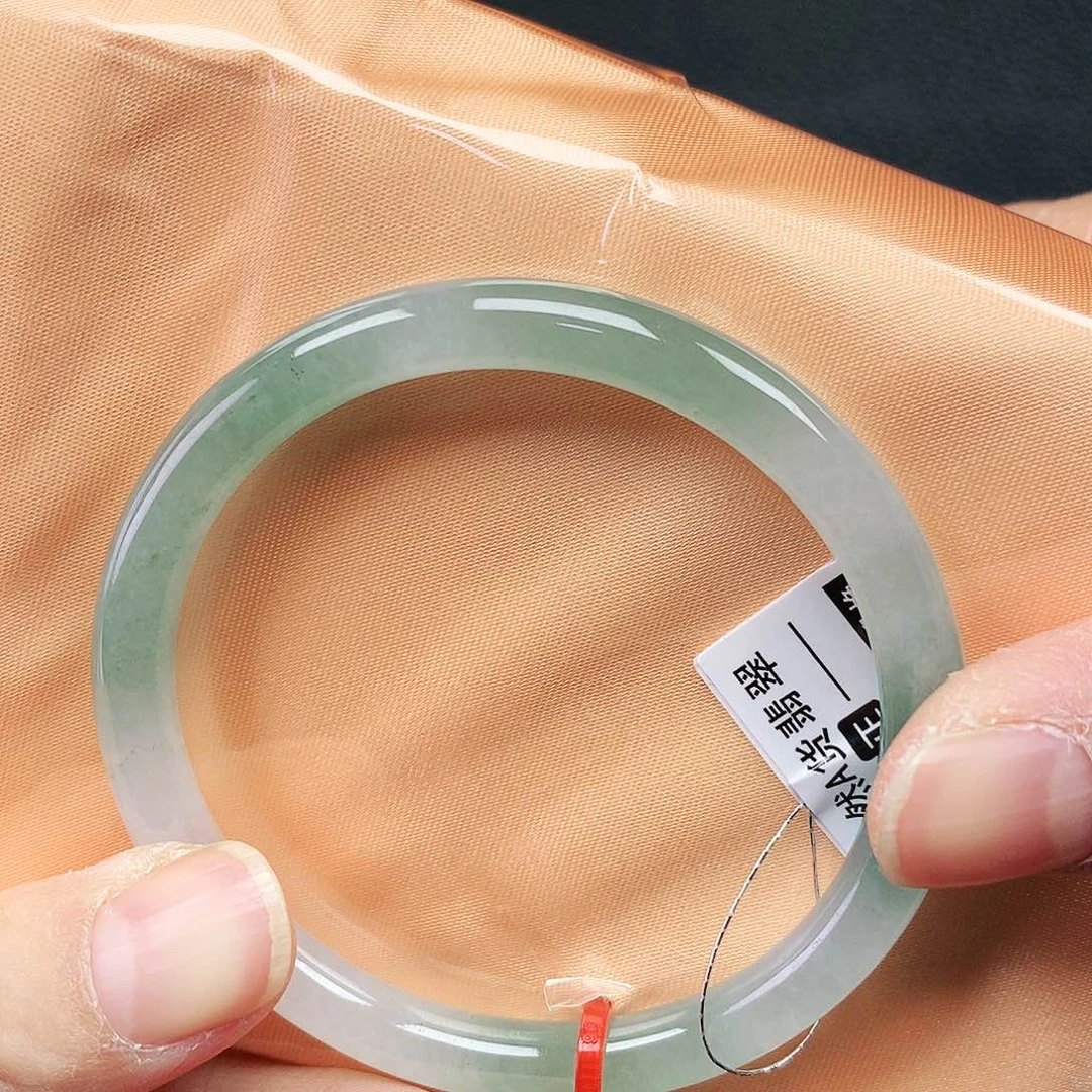 翡翠手镯未镶嵌54圈