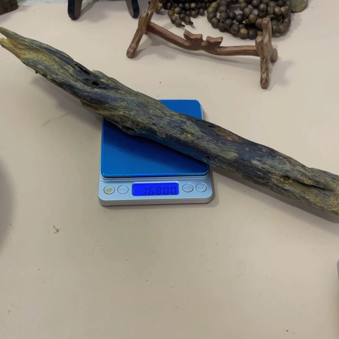 沉香木摆件（***生罗门黑棋虫漏167克