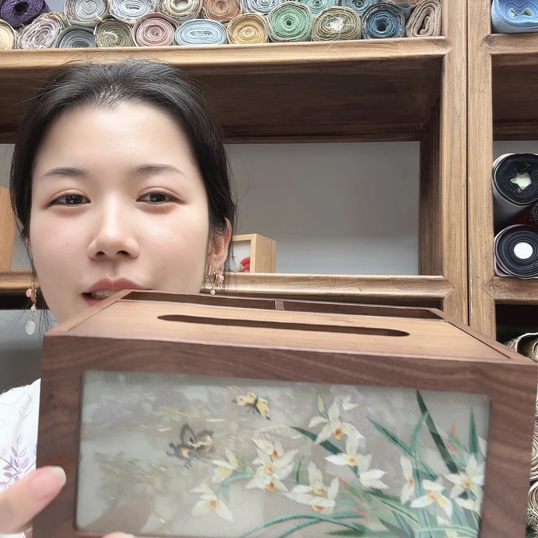 织绣兰花纸巾盒真丝胡桃木