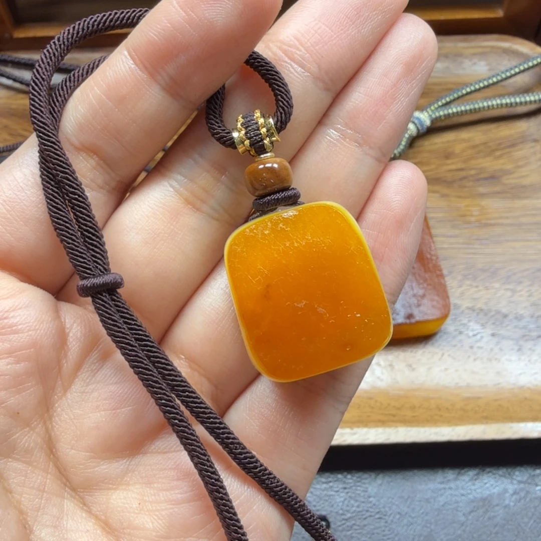 琥珀吊坠(赠链)未镶嵌