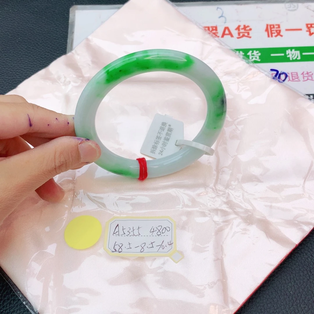 翡翠手镯未镶嵌翡翠