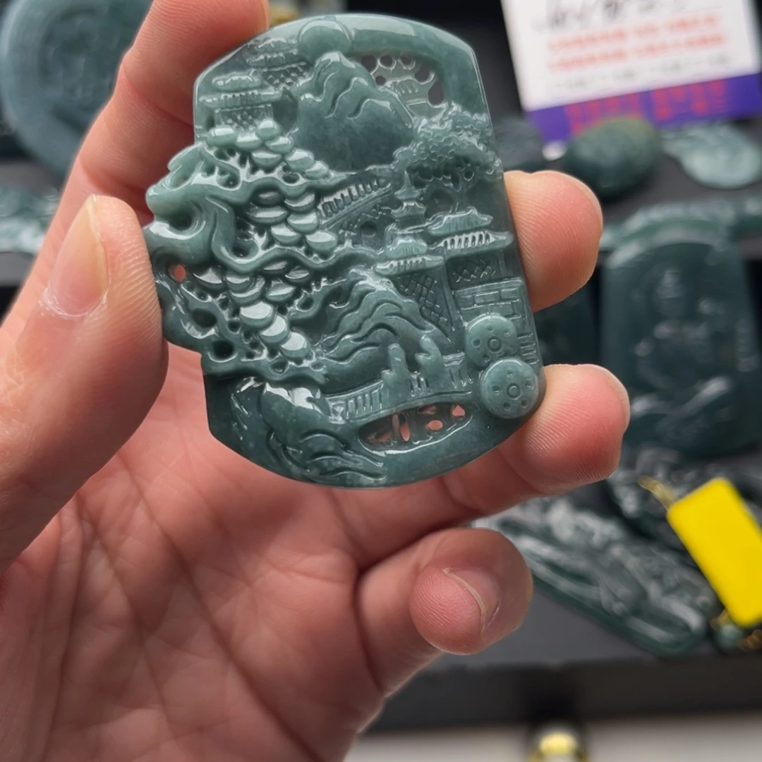 翡翠未镶嵌颈饰山水