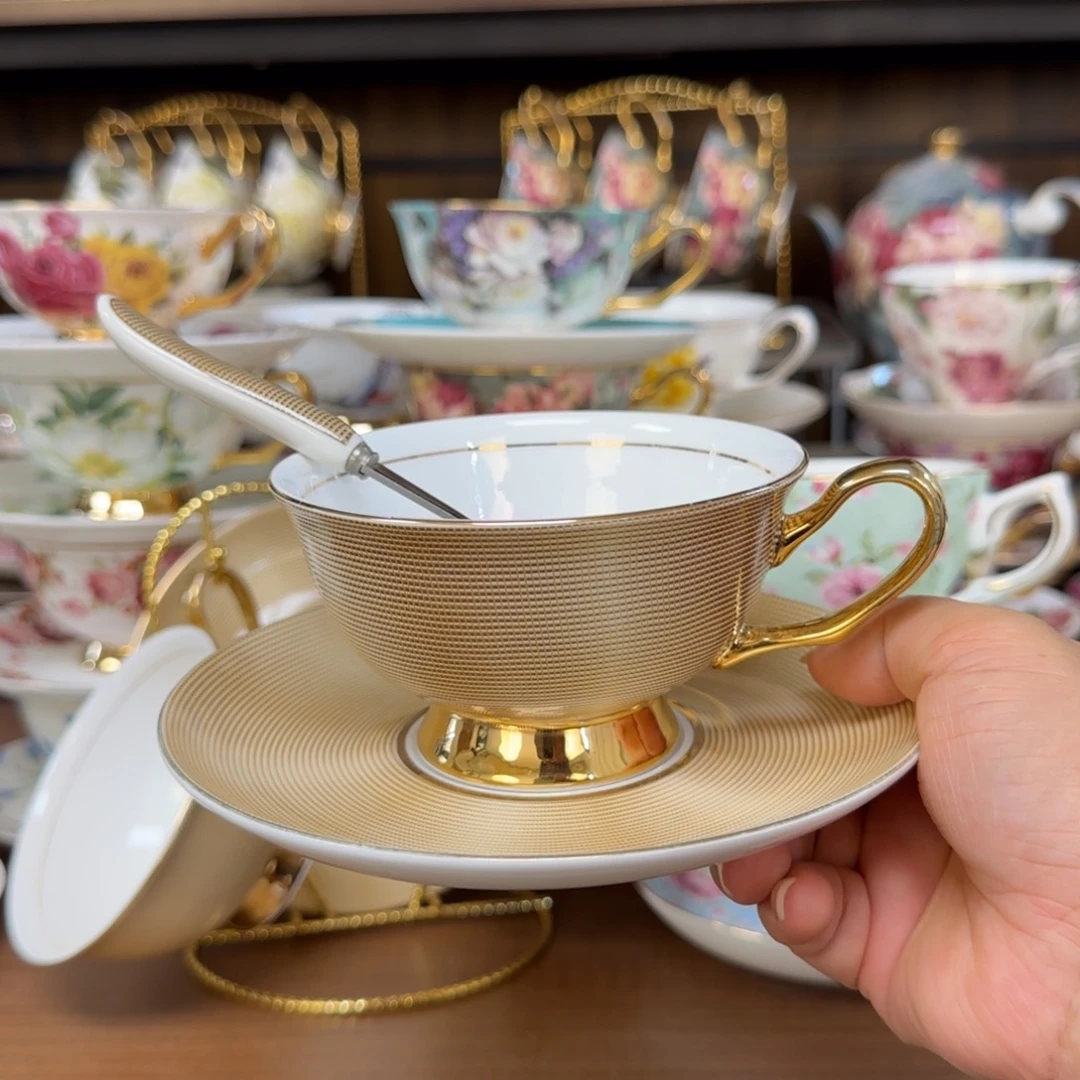 瓷片金色条纹一杯一碟一勺快递装（拍两套送杯架）