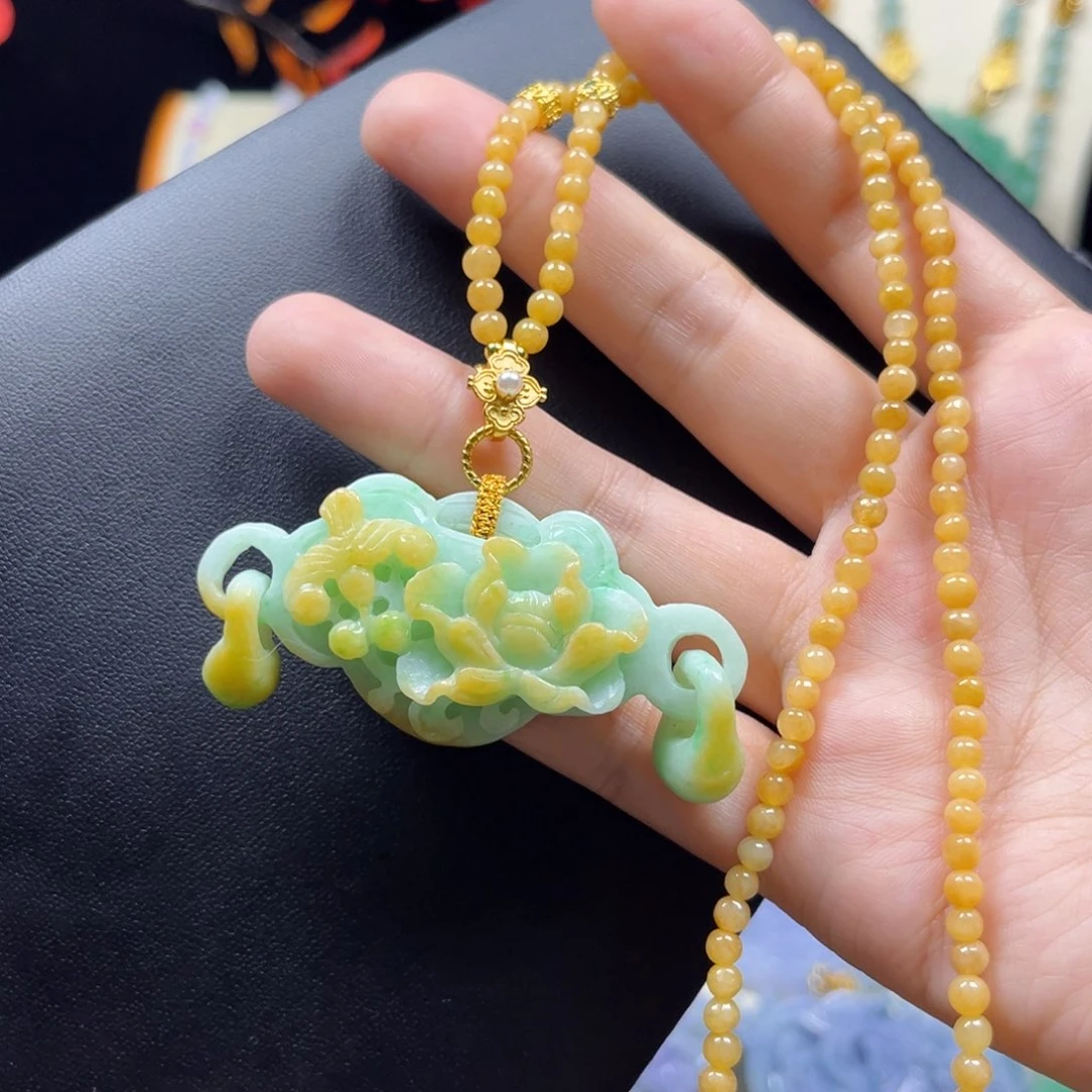 翡翠未镶嵌颈饰俏色如意锁