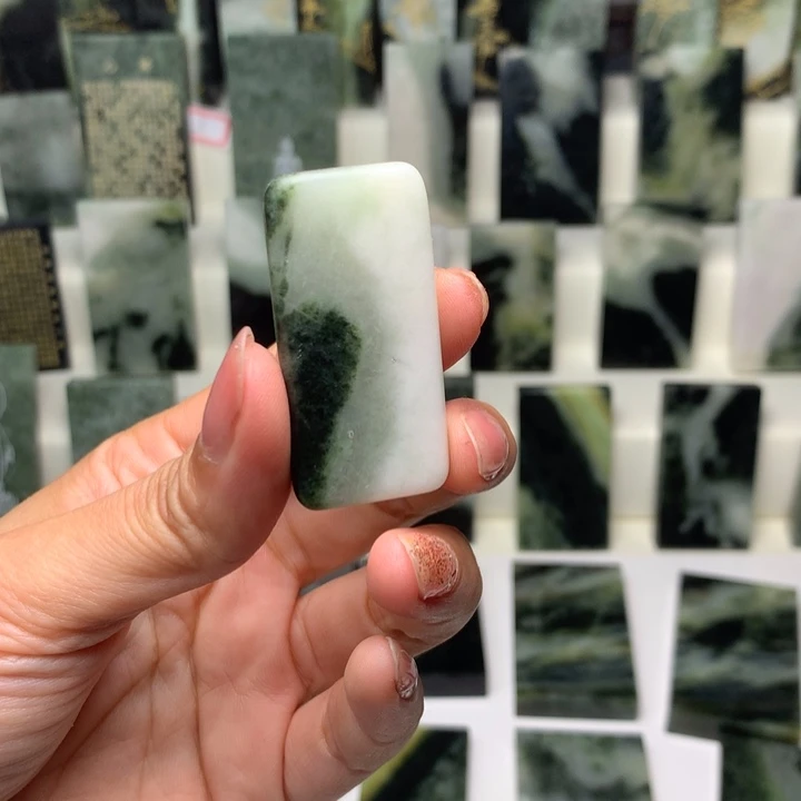 独山玉颈饰未镶嵌广*