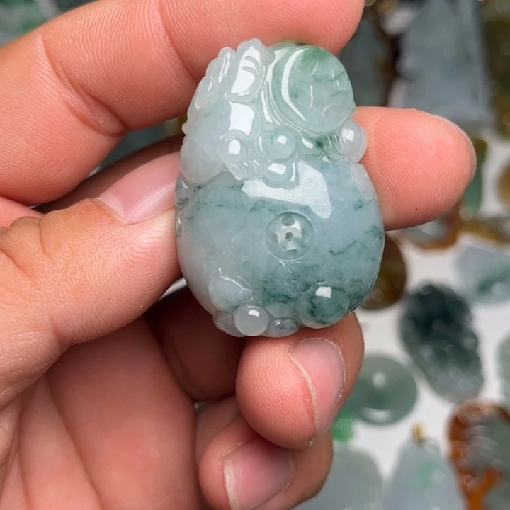 翡翠未镶嵌颈饰福贝