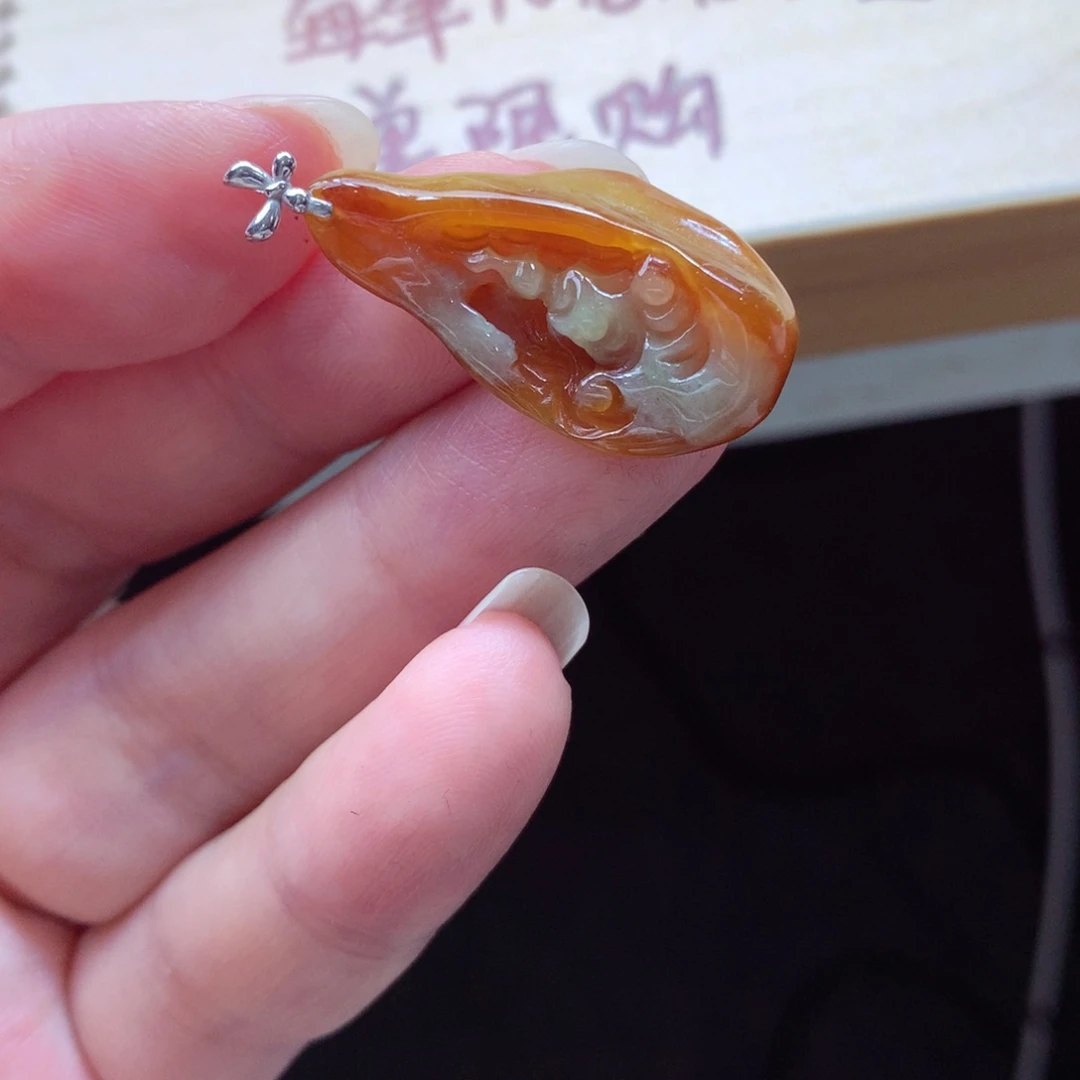 翡翠颈饰18K金镶嵌吊坠