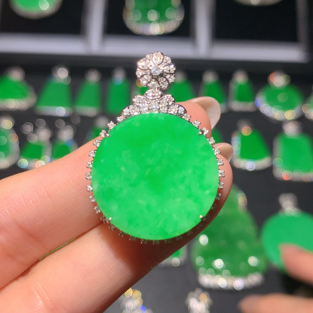 翡翠18K金镶嵌颈饰翡翠