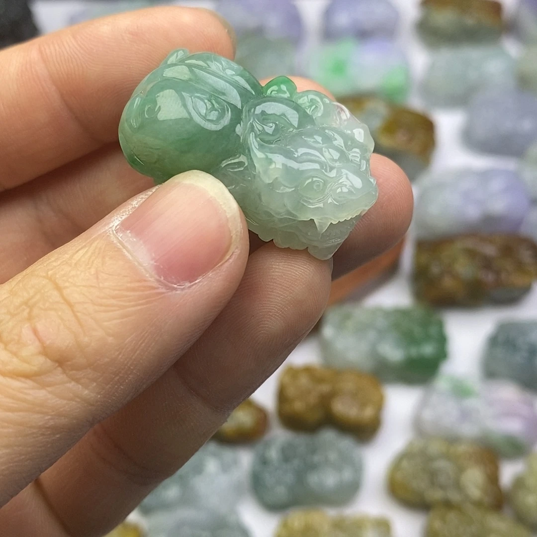 翡翠未镶嵌颈饰貔貅