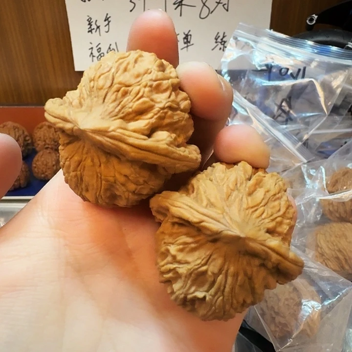 手***8桃核吊坠40尺红狮子