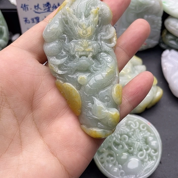 游***客翡翠未镶嵌颈饰天然翡翠