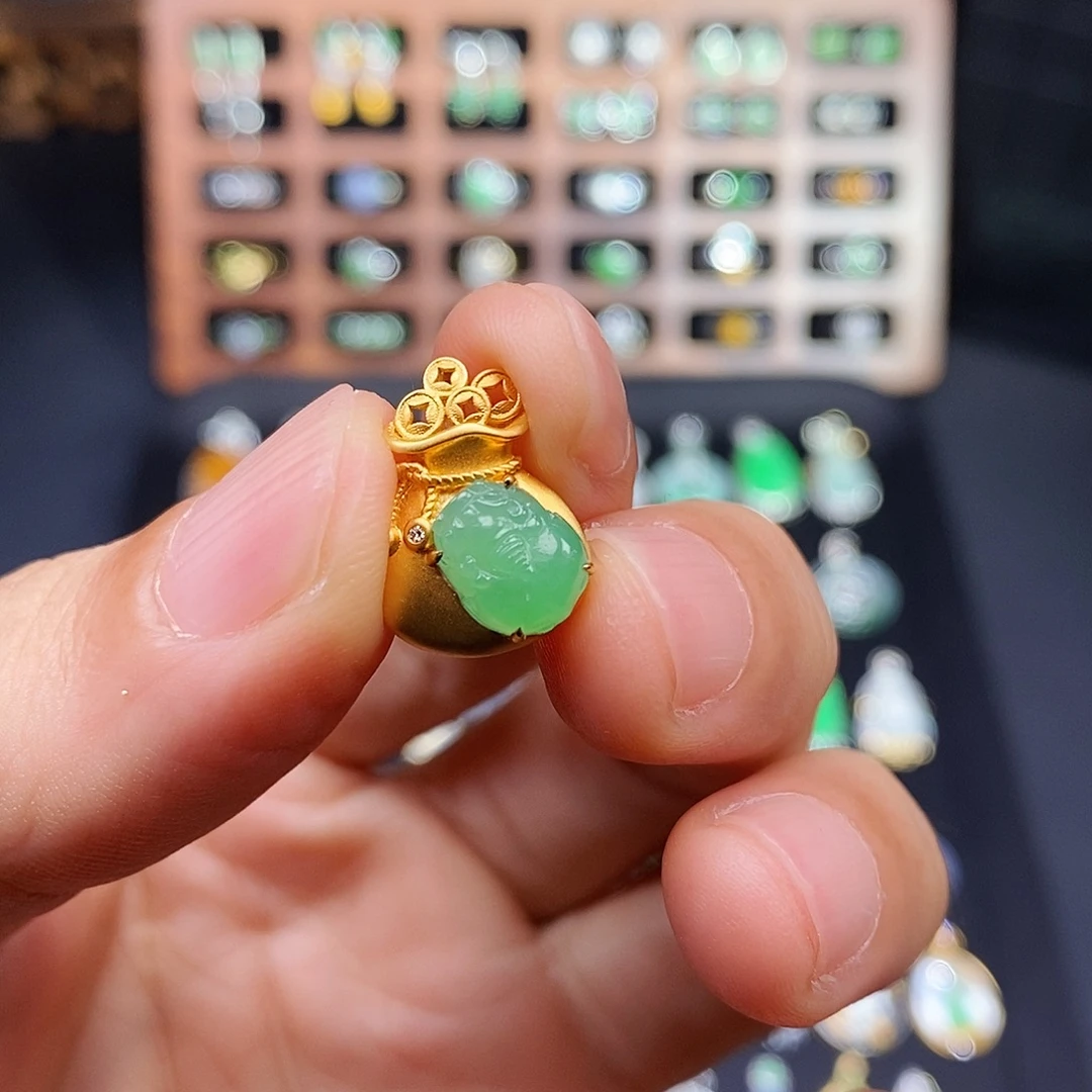 翡翠18K金镶嵌颈饰钱袋子