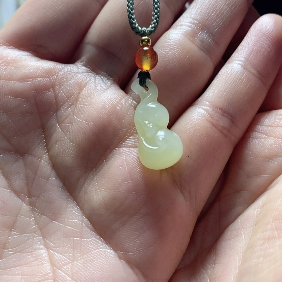 和田玉颈饰未镶嵌黄口葫芦