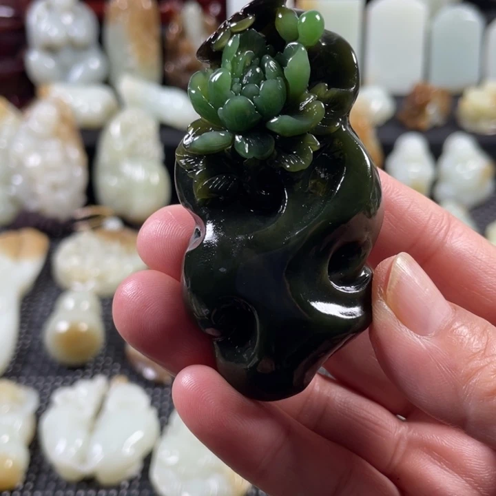 和田玉未镶嵌把件